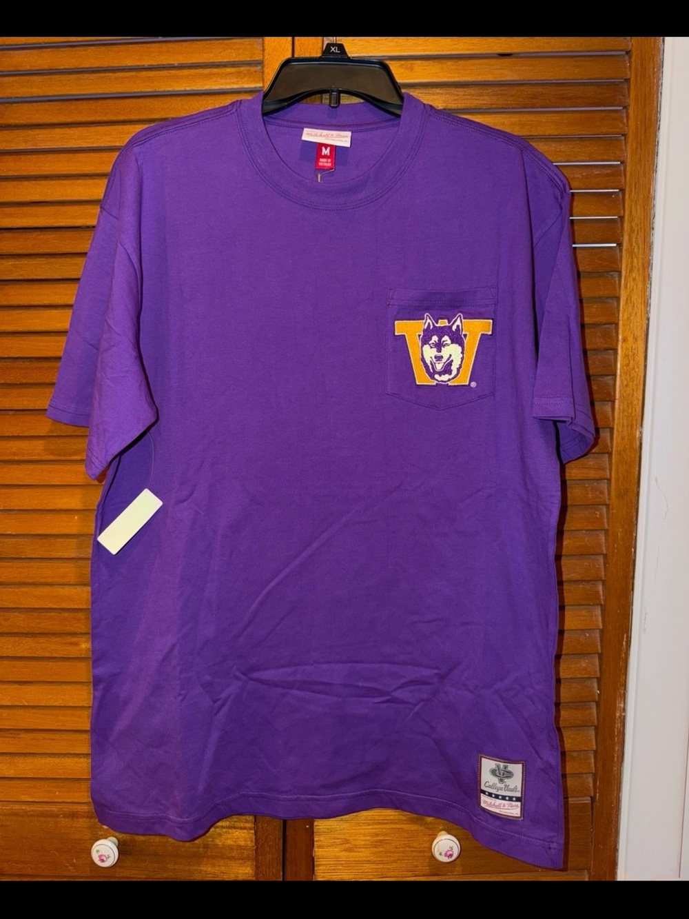 University of Washington Mitchell & Ness Pocket TShirt. Mens Medium (NWT)